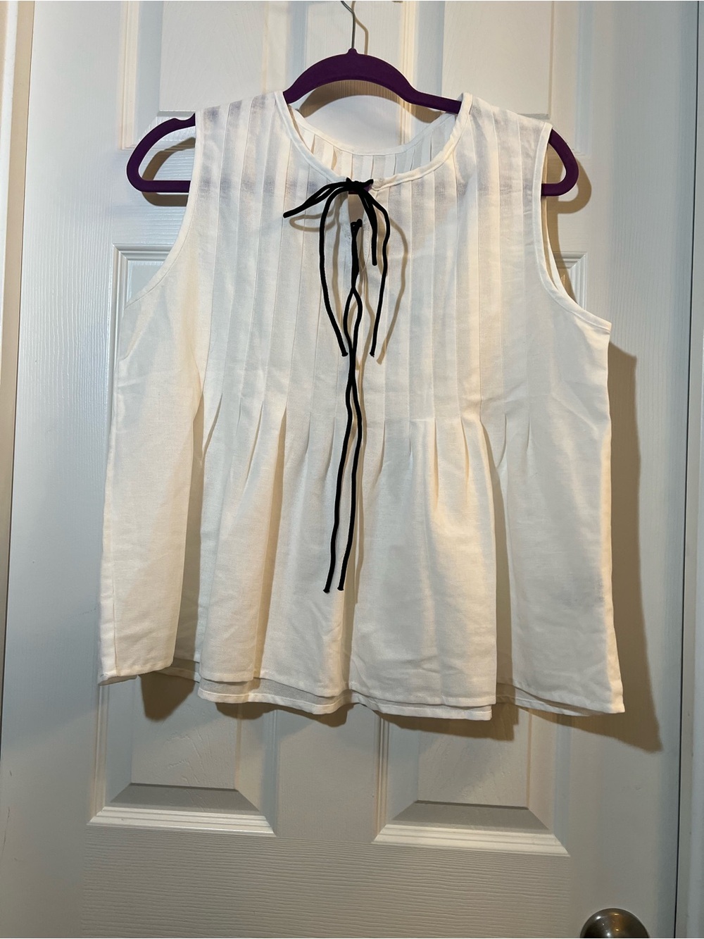 🦋 NWOT Women’s white Sleeveless Pintuck Top with Black Tie xlarge